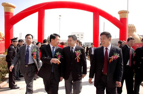 青岛市委常委、市委秘书长王鲁明，青岛市人大副主任、工商联主席徐航来公司视察工作