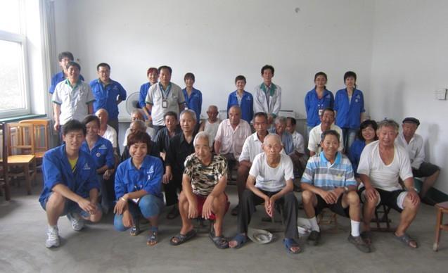 人生就是搏官网义工关爱老年人